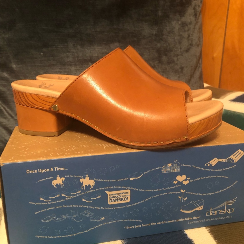 NIB Dansko Maci Full Grain Camel Slides